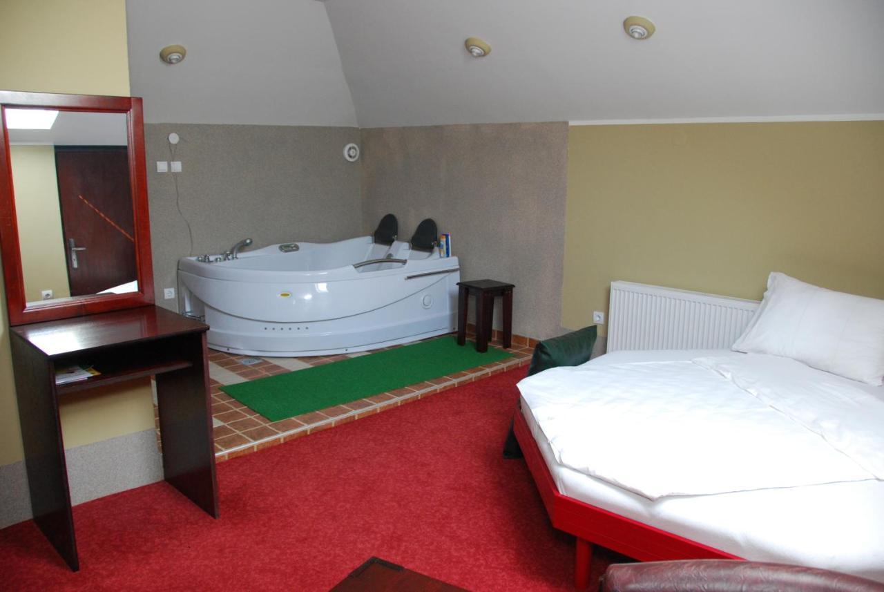 Hotel Vila Mitic Luxx Spa Centar 레스코바츠 객실 사진